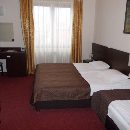 Hotel Pinocy Ledziny Екстериор снимка