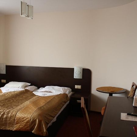 Hotel Pinocy Ledziny Екстериор снимка