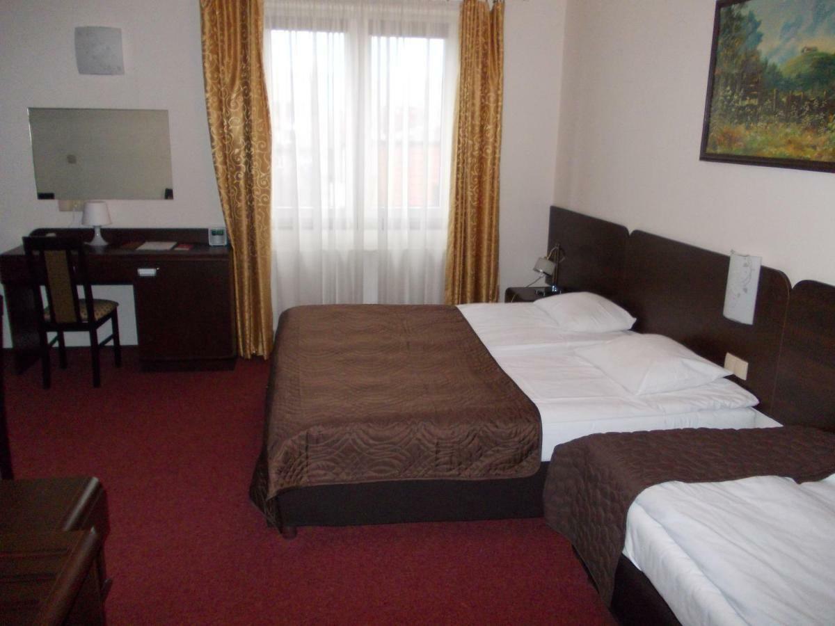 Hotel Pinocy Ledziny Екстериор снимка