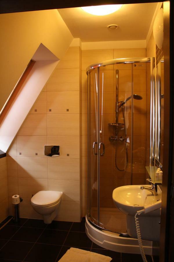 Hotel Pinocy Ledziny Екстериор снимка