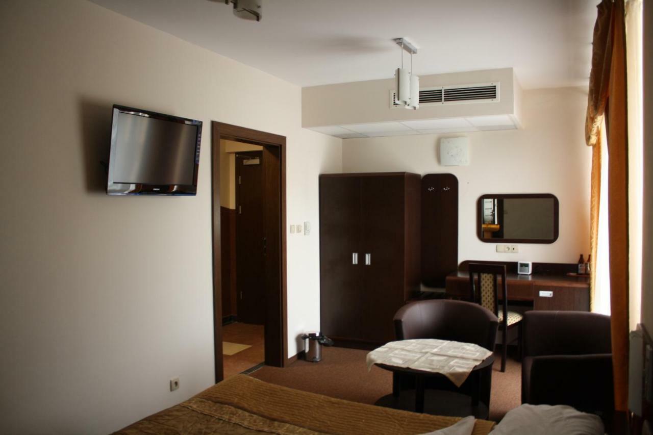 Hotel Pinocy Ledziny Екстериор снимка