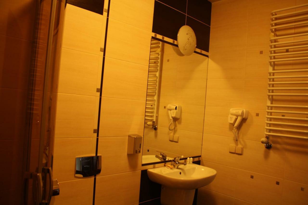 Hotel Pinocy Ledziny Екстериор снимка