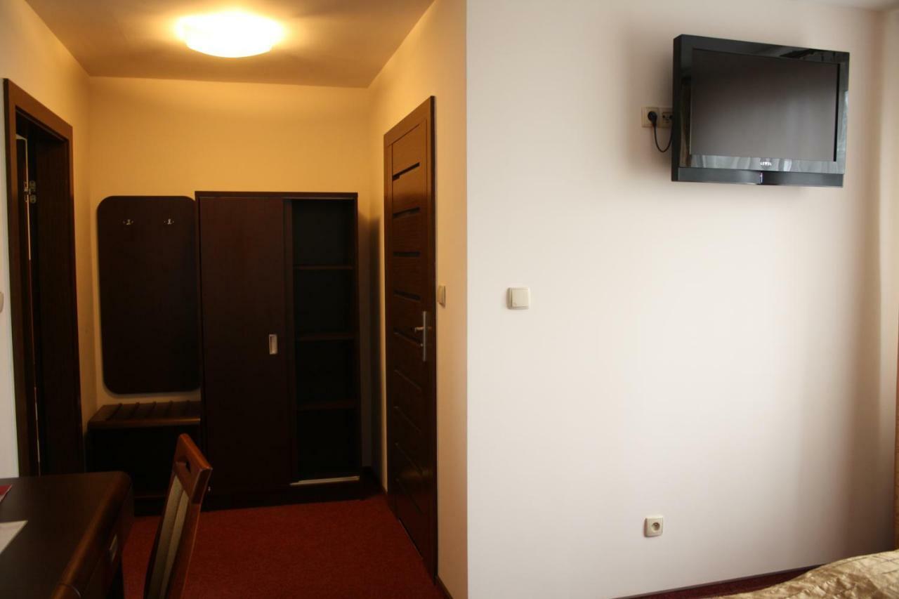 Hotel Pinocy Ledziny Екстериор снимка