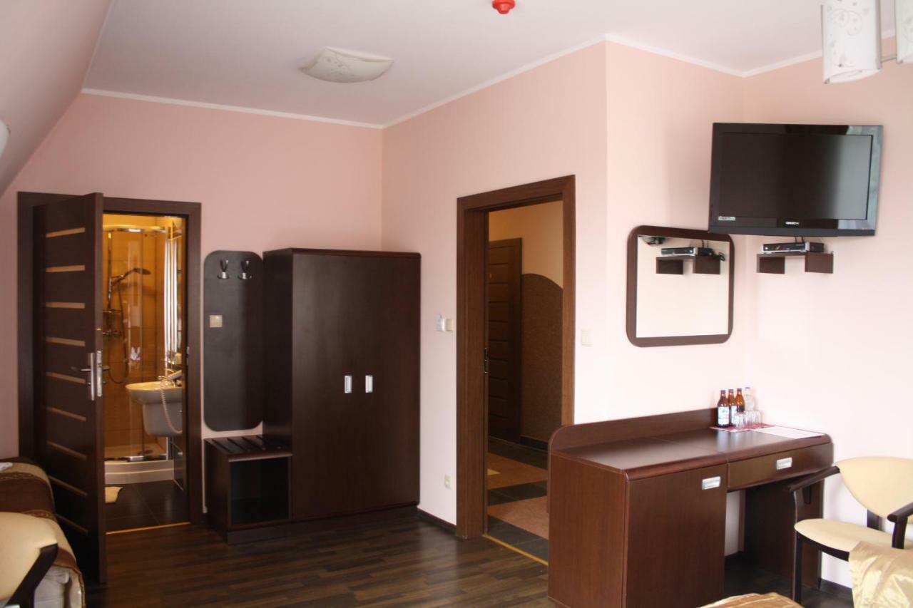 Hotel Pinocy Ledziny Екстериор снимка