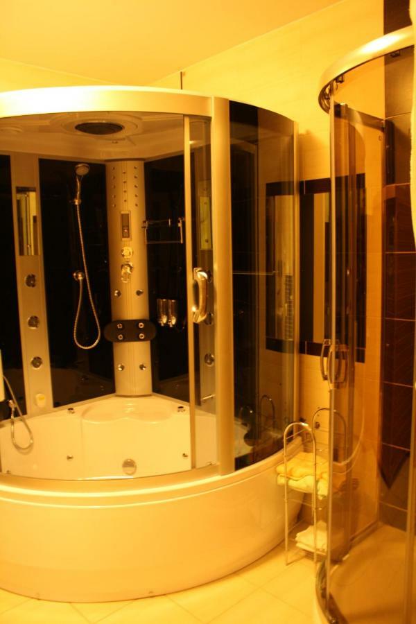Hotel Pinocy Ledziny Екстериор снимка