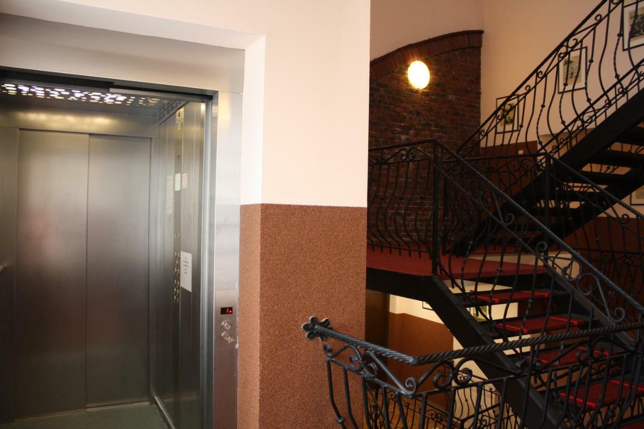 Hotel Pinocy Ledziny Екстериор снимка