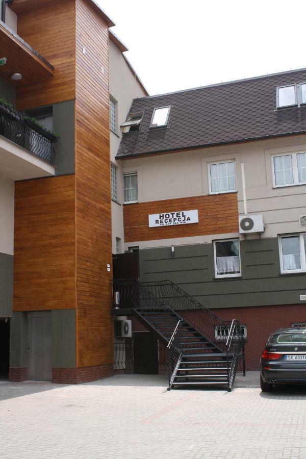 Hotel Pinocy Ledziny Екстериор снимка