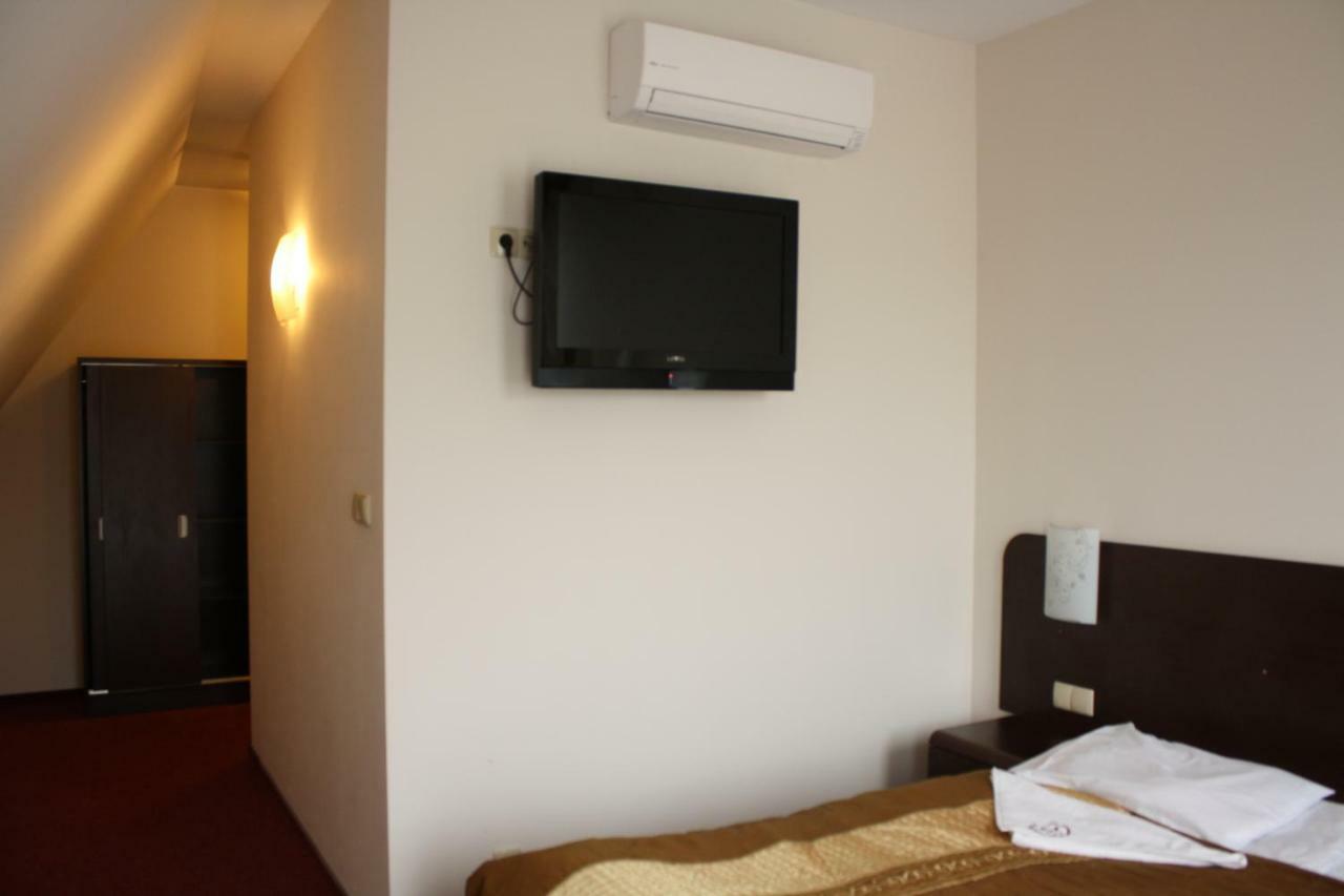 Hotel Pinocy Ledziny Екстериор снимка
