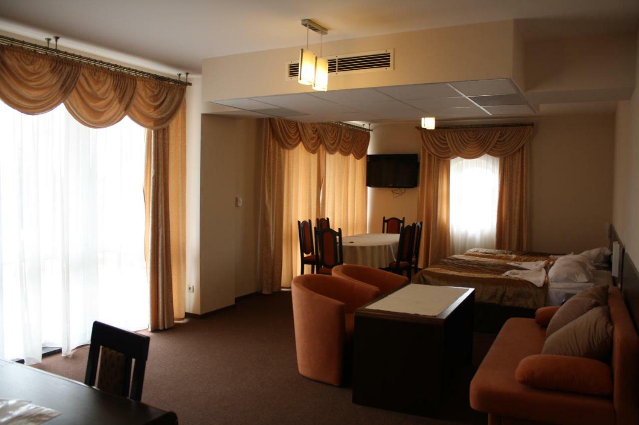 Hotel Pinocy Ledziny Екстериор снимка