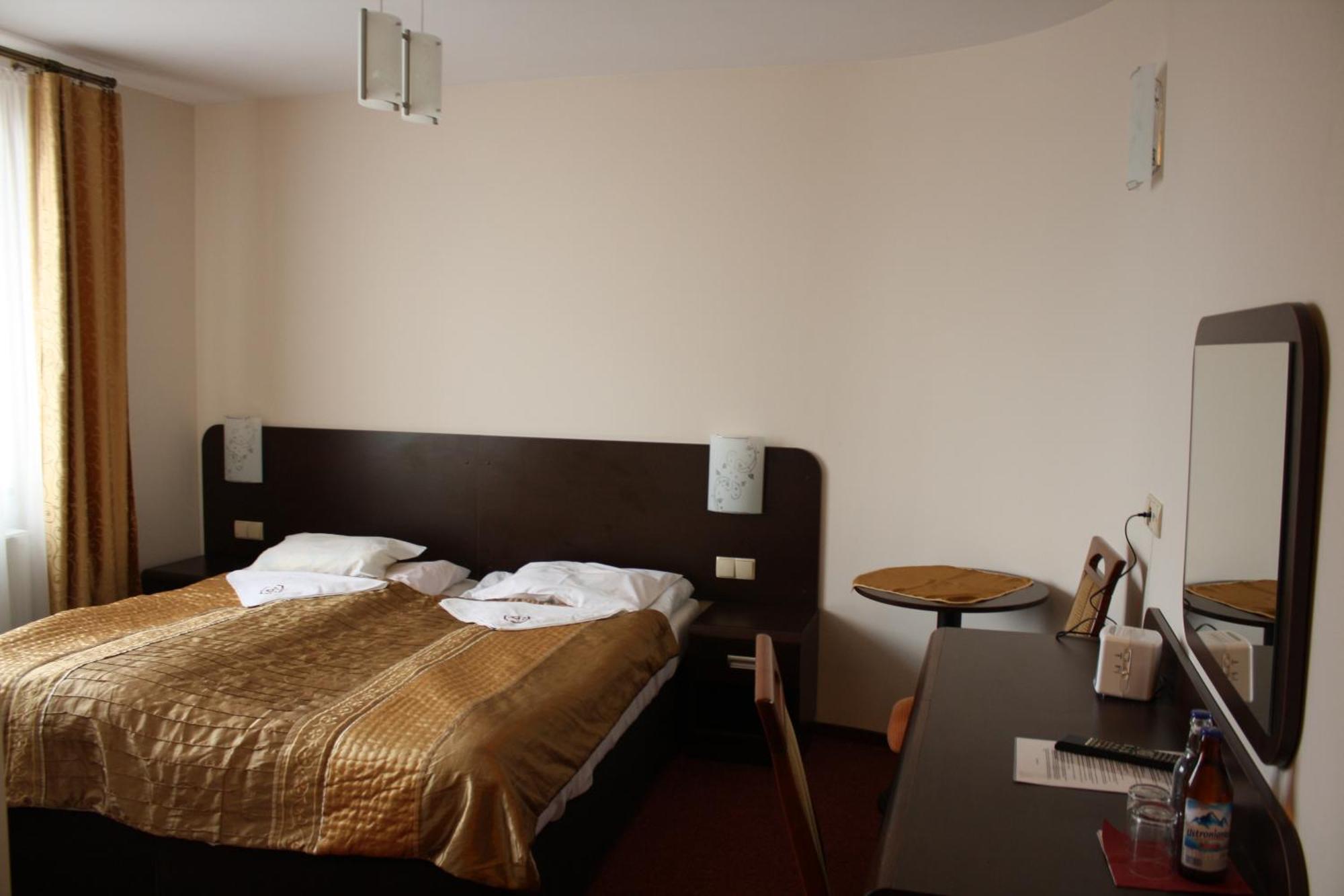 Hotel Pinocy Ledziny Екстериор снимка