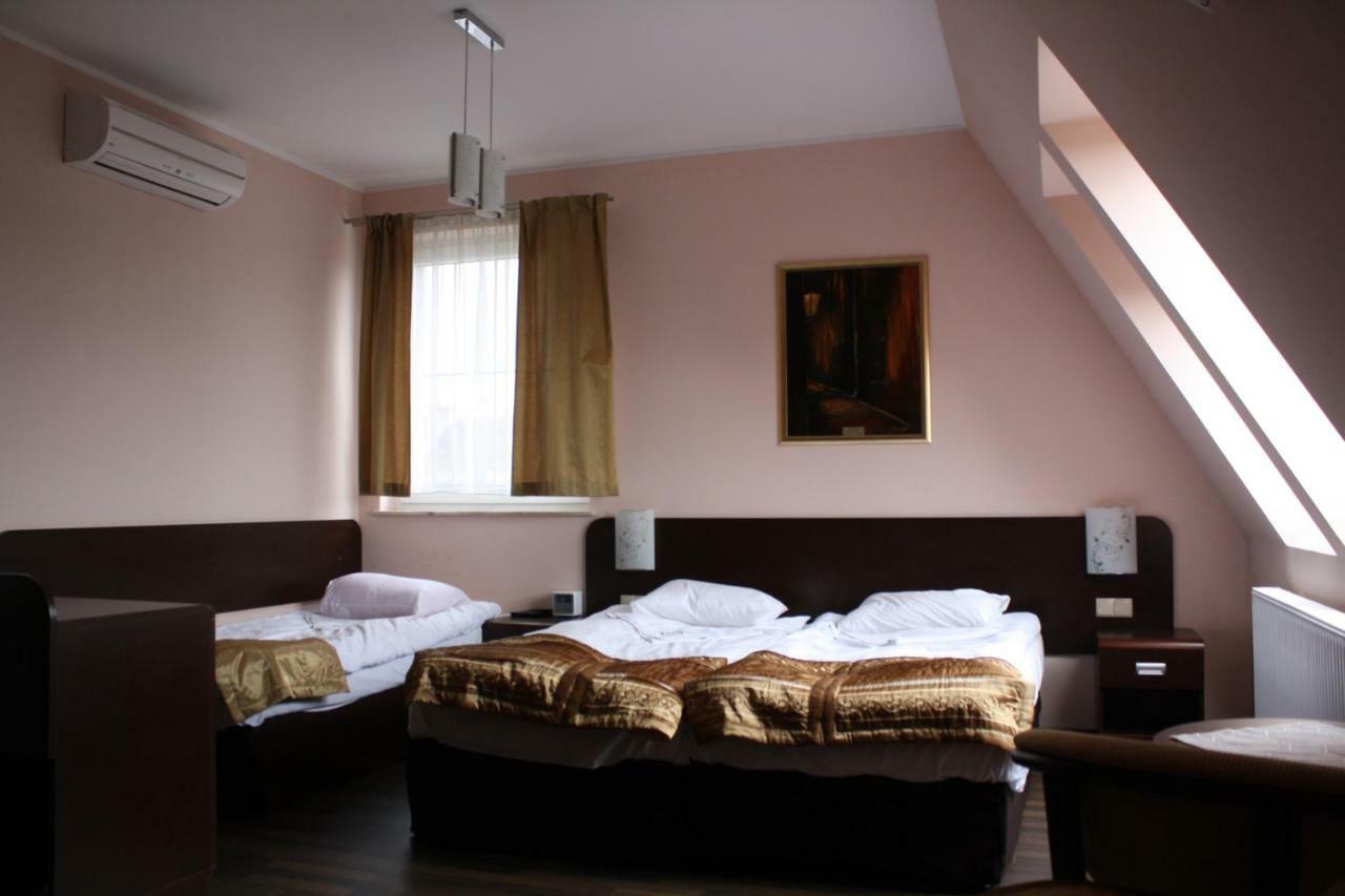 Hotel Pinocy Ledziny Екстериор снимка