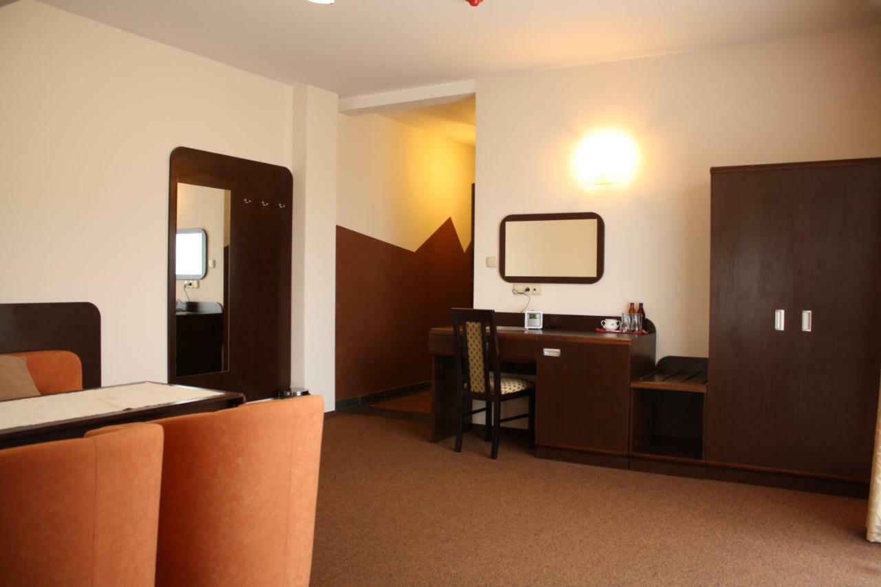 Hotel Pinocy Ledziny Екстериор снимка