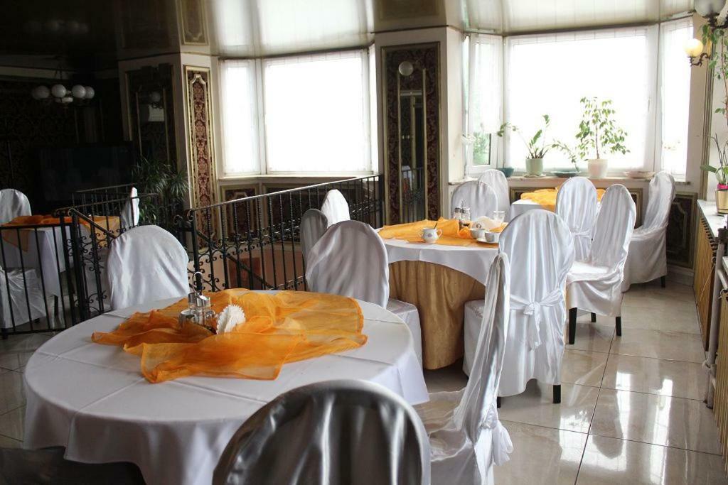 Hotel Pinocy Ledziny Екстериор снимка