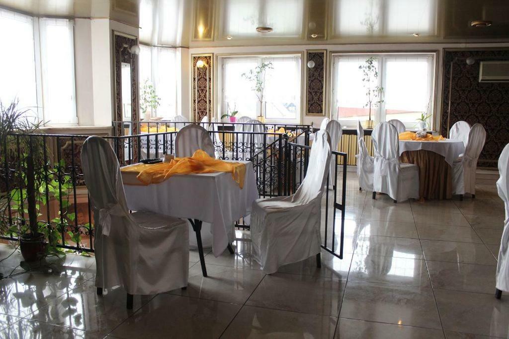 Hotel Pinocy Ledziny Екстериор снимка